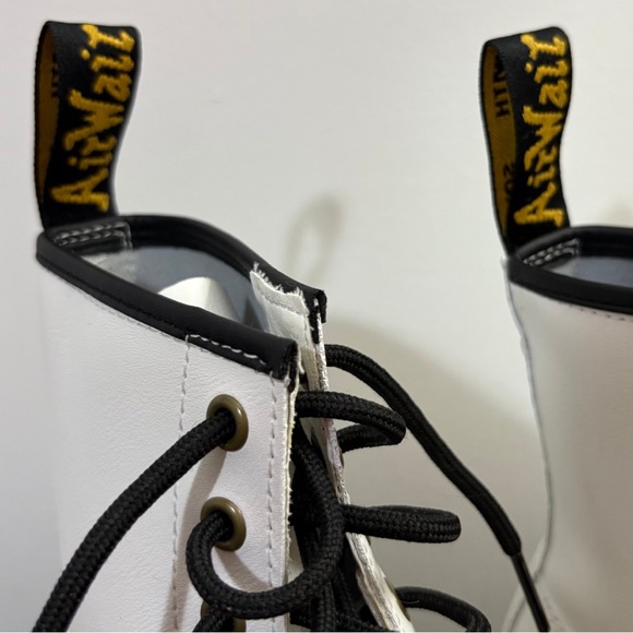 NWOT Dr. Martens Women’s 1460 8-Eye White Leather Air Wair Boot - Size 8 - Picture 4 of 6